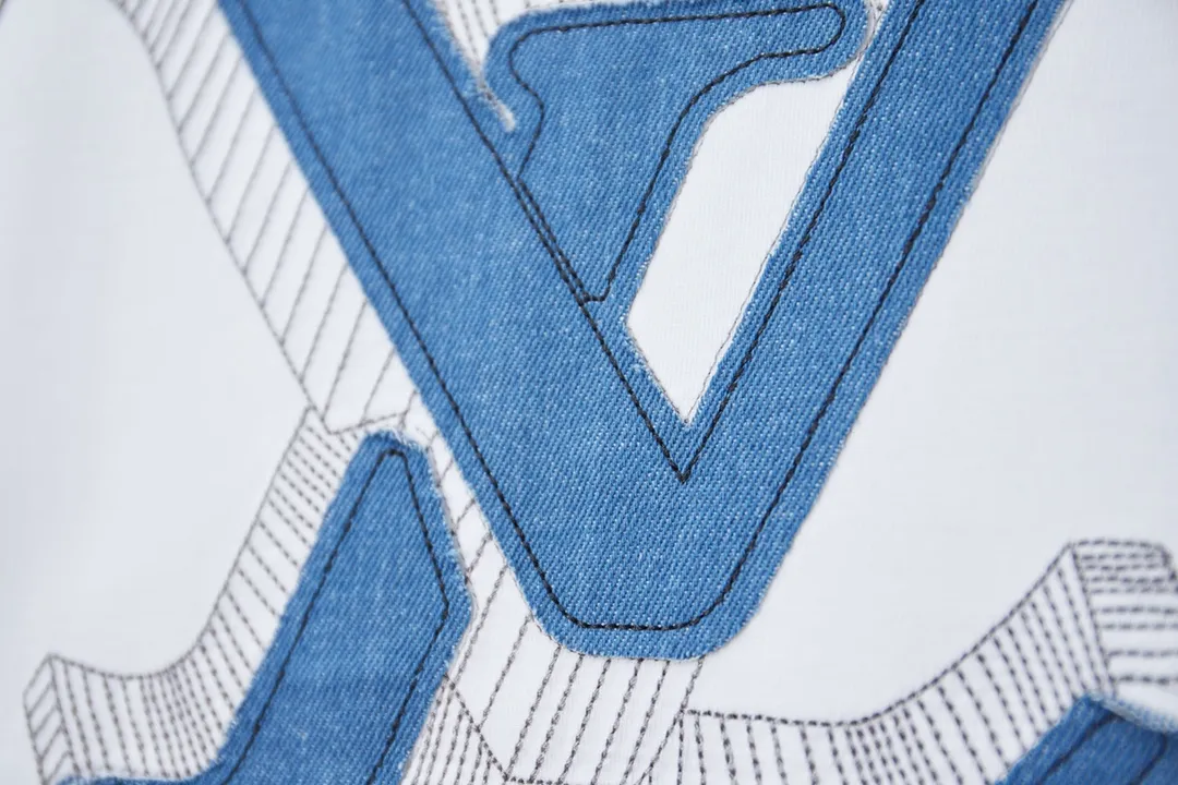 🅿️200 1V 25SS early spring new style denim splicing embroidery LV short sleeves light luxury essential item for daily commuting for men and women correct version welcome to compare detailed features · 320g 100% pure cotton double yarn jersey fabric · Special thickened 32 pieces of double-strand 1X1 thread in the same vat custom dyeing · Denim cutting and splicing ➕Various embroidery craft letters · Double needle stitching across seams · Original main mark, washed tag, brand moisture-proof paper packaging Color: black/white Size: S/M/L/XL